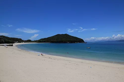 Goza Shirahama y el cielo azul