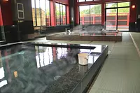 The indoor bath with tatami flooring is popular.