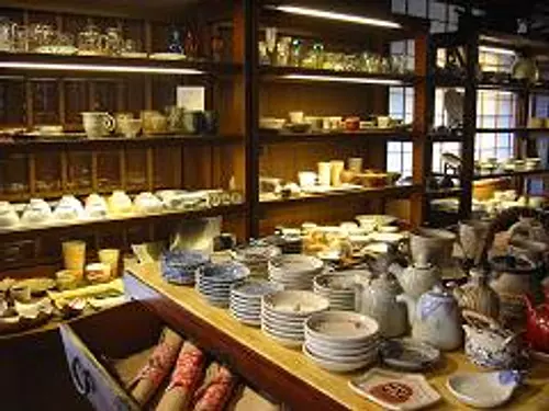 ``Tanuki Danran-tei&#39;&#39;, a tableware shop where you can enjoy family fun