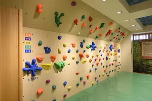 There is also a bouldering wall in the relaxing corner “ikoi”