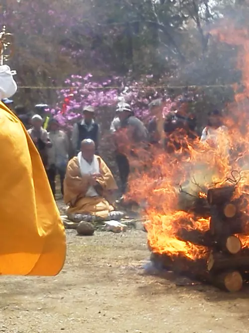 Marche sur le feu (cérémonie du printemps)