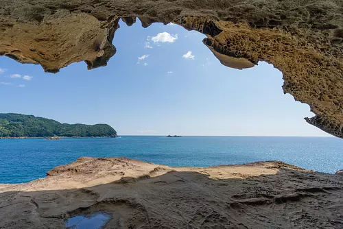 ¡Paseo por Onigajo, el tesoro de Kumano registrado como Patrimonio de la Humanidad! ～Acercándose a enormes rocas, olas rompiendo, océano hasta donde alcanza la vista...～