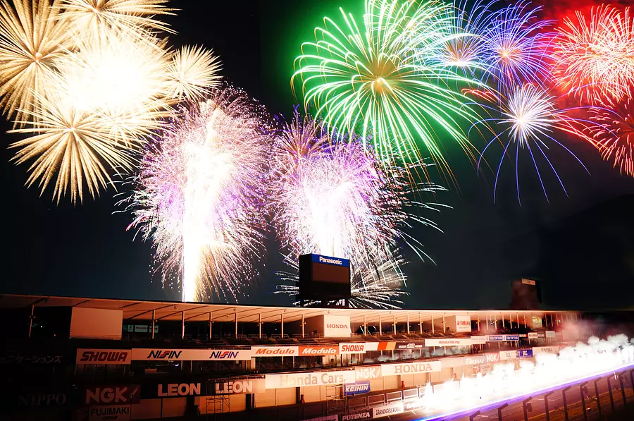 目の前で音楽と共に打ち上がる花火