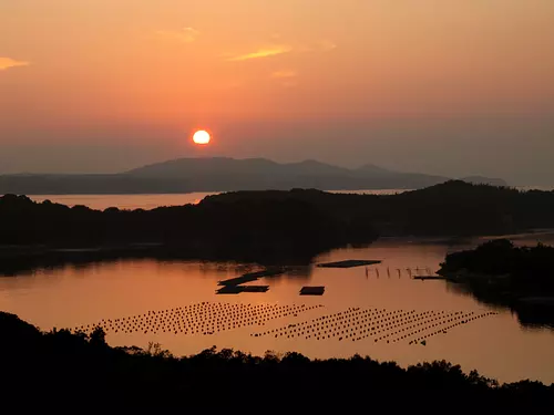 Vue du coucher de soleil depuis la baie d'Ago et le mont Tomo