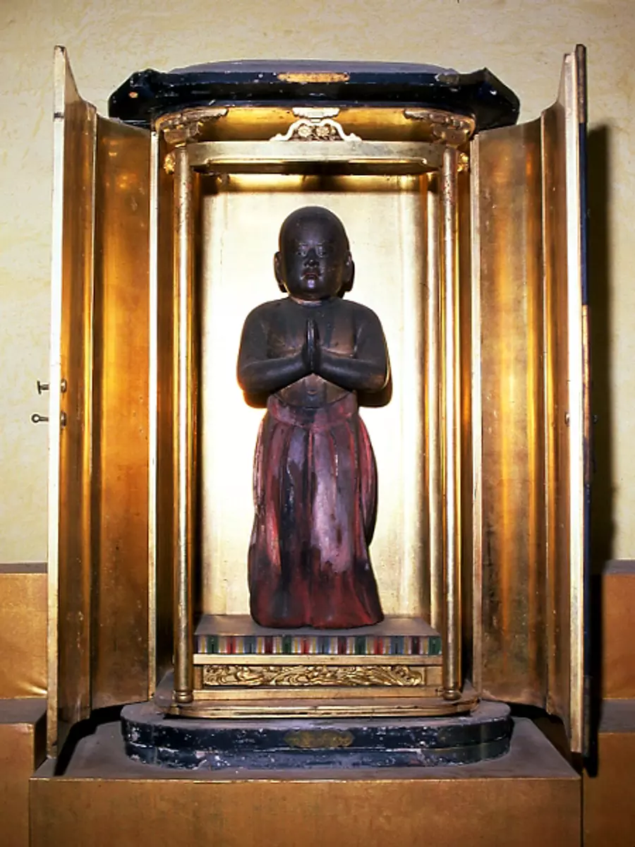 Wooden statue of Prince Shotoku