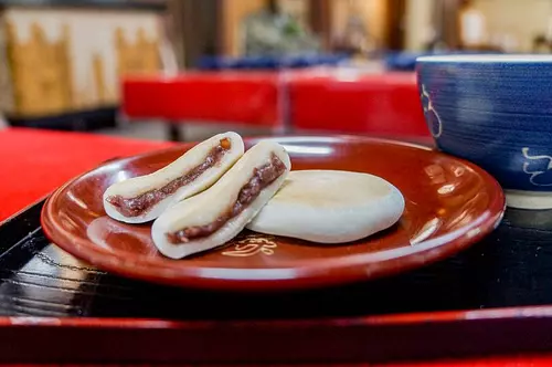 Taikoshusse-Mochi es un famoso dulce de Ise amado por Toyotomi Hideyoshi! Estos pasteles de arroz elegantemente dulces todavía se hornean a mano hoy en día y puedes disfrutarlos después de visitar Naiku ♪