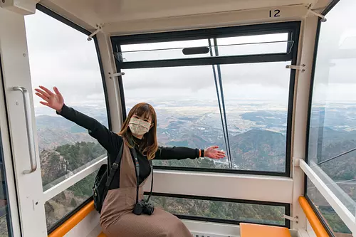 Teleférico de Gozaisho es famoso por tener la torre de hierro blanco más alta de Japón. ¡Disfruta del espectacular paisaje de cada estación en una caminata de 15 minutos por el cielo! [Excelente tienda Anshin Mie Ria]