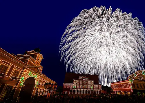 D'impressionnants feux d'artifice se sont répandus dans le ciel nocturne du village de Shima en Espagne.