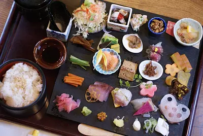 桑名にある「三彩」の20種の華やかな手巻き寿司にワクワク♪　名物料理「蛤おでん」もおすすめ！