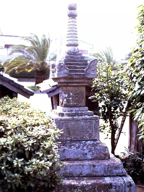 Stone treasure seal pagoda