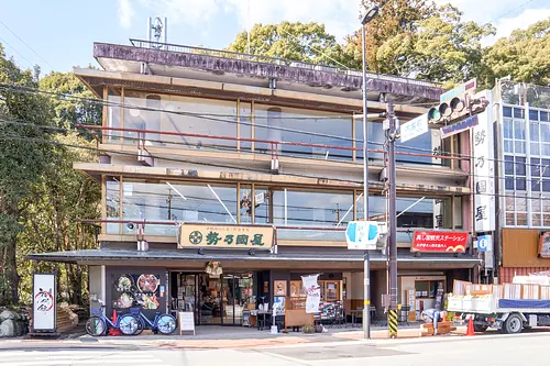 Ise Naiku Senokuniya is a 1 minute walk from UjibashiBridge! You can enjoy the famous Kamiyo-Mochi, souvenir shopping, and Ise-Shima gourmet food!