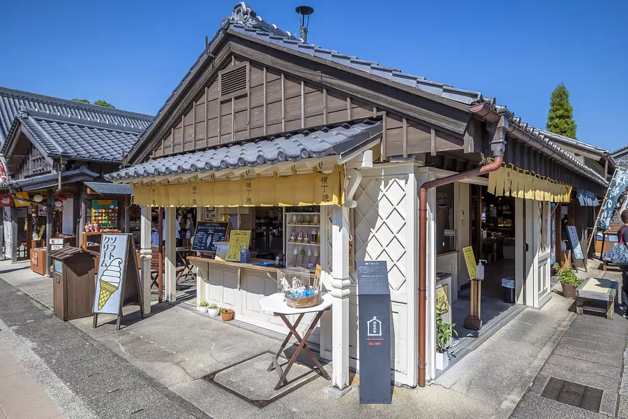 `` Yokochoyakinomise Shop &#39;&#39; es una popular tienda de panju en Ise.