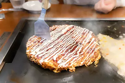 「お好み焼きはここやねん」は京都発祥のお好み焼きを鉄板で食べられるお店【あんしんみえリア優秀店レポート】