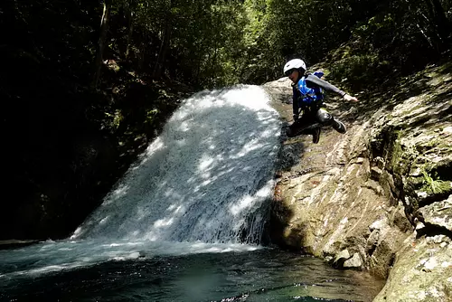 Dobón de cuenca de cascada y deslizamiento de cascada “Juego fluvial en la cascada ciudad de Kiho”