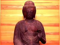 Estatua sentada del Buda de la medicina de madera