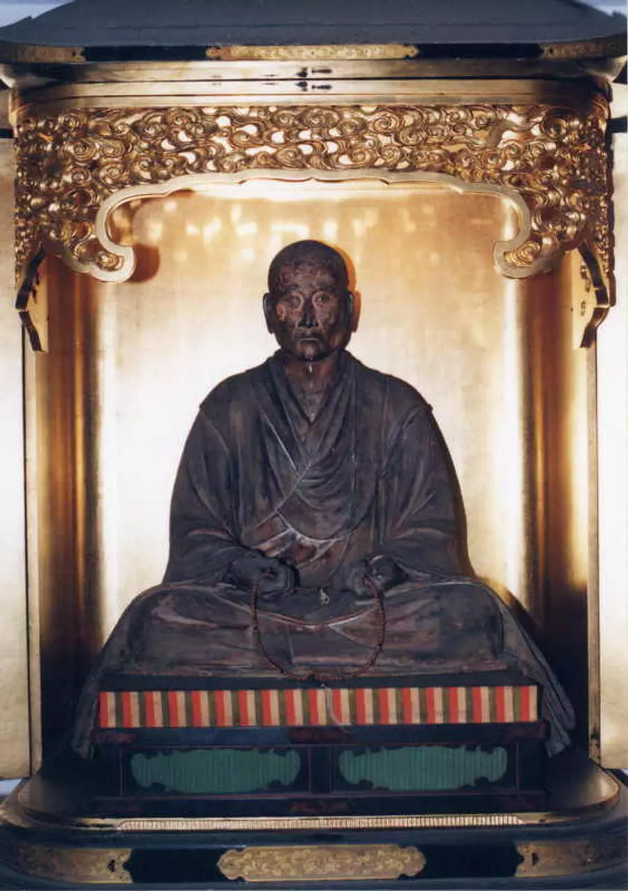 Wooden statue of Zenzen Shonin