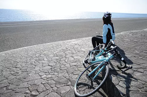 [หมายเหตุเส้นทางจักรยานมิเอะที่สวยงาม: รุ่นฮิกาชิกิชู] ปั่นจักรยานไปตามชายหาดชิจิริมิฮามะและเพลิดเพลินกับอาหารอร่อยของคุมาโนะ!