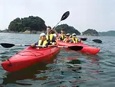 享受海上皮劃艇、水球等海上戶外活動的誌摩自然學校