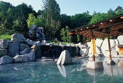 「伊賀の隠れ家リゾート」の温泉で癒される！ 県下最大級の露天風呂を持つ「ホテルローザブランカ」