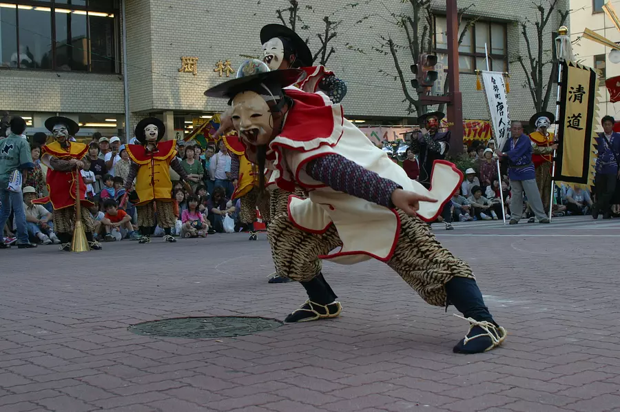 เทศกาลสึ: การเต้นรำแบบจีน (ความบันเทิงในท้องถิ่น)
