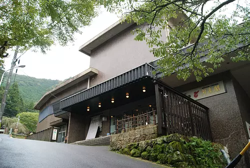 Savourez les spécialités d&#39;Iga dans des styles variés ! Taisenkaku, située à proximité de la célèbre cascade, est une auberge fière de sa cuisine.