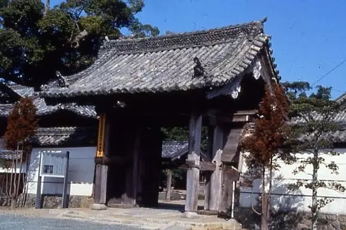 Puerta del templo de Asada