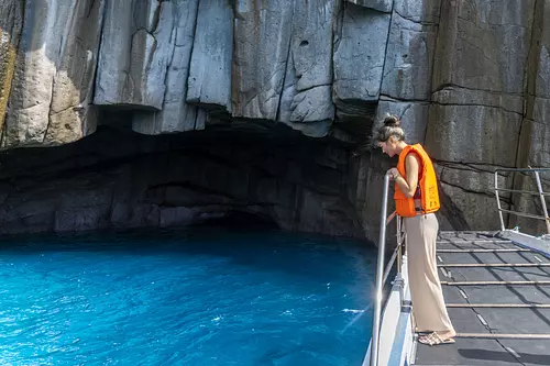 青の洞窟が日本にも！遊覧船で行く絶景スポット＆周辺の観光スポットをご紹介！