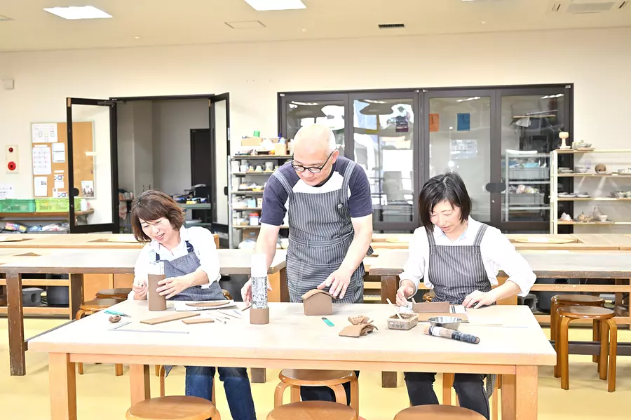 Ceramics/painting/hand carving experience class