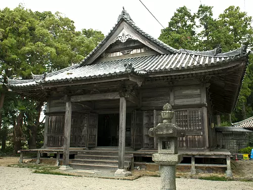 Salle principale du temple Kinhasedera ①