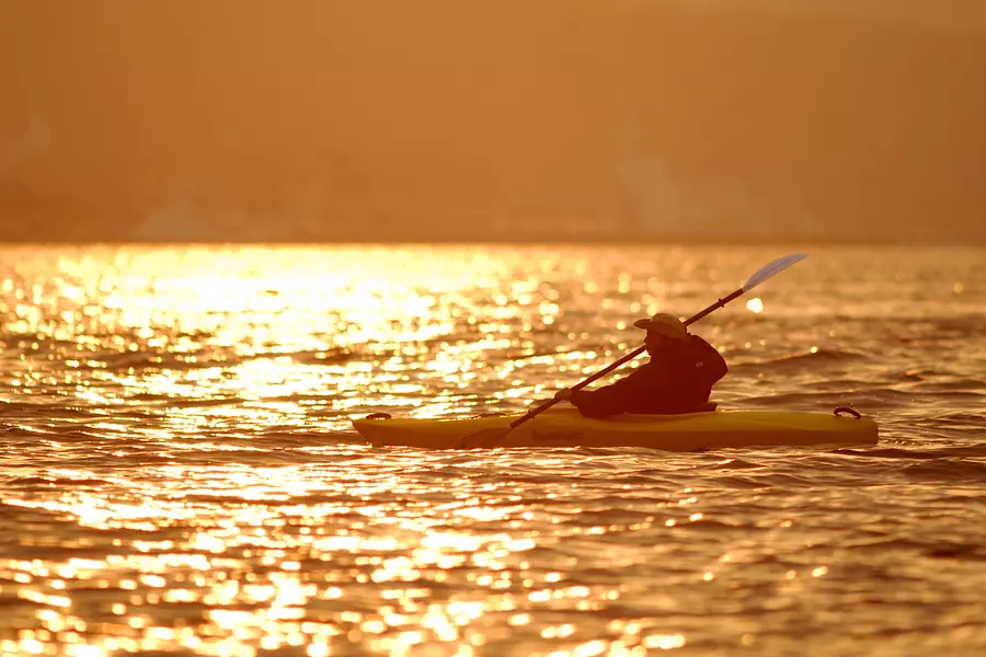 kayak de mer au coucher du soleil