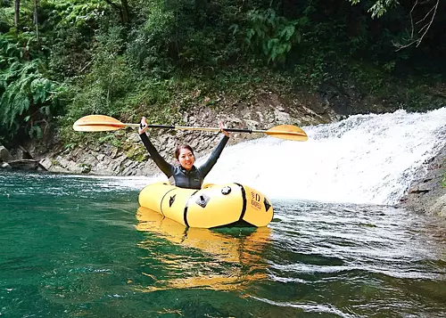 Taki Girl fait l&#39;expérience du canyoning ! « Jouer dans la rivière près de la cascade » au camping Hiyuki no Taki, c&#39;est amusant !