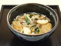 « Rokyoku Chaya » est un restaurant somen avec du bouillon de soupe naturel et de nombreux ingrédients d'Ise.