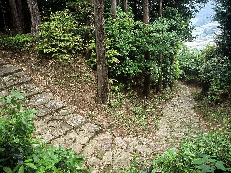 石畳の峠道