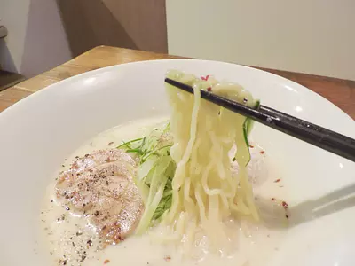 東員町の「鶏暁（とりどき）」「天旬（てんしゅん）」で、鶏の旨みが凝縮されたラーメンと色彩豊かな天ぷらを味わう。