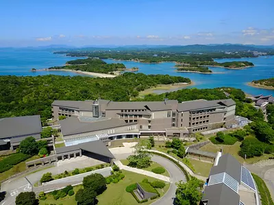 ¡“Miyako Resort Okushima Aqua Forest” es un complejo al que se puede acceder en barco! Rodeado por el majestuoso bosque y el océano, puedes rejuvenecer tu mente y tu cuerpo♪