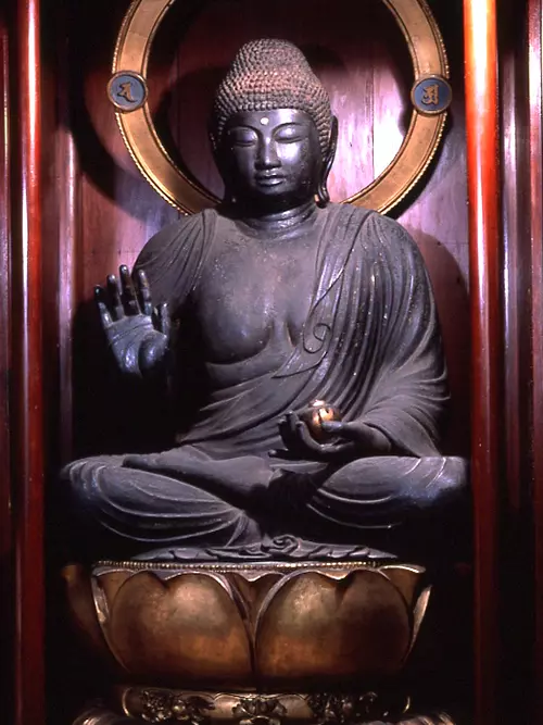 Wooden seated statue of Yakushi Nyorai and statues of attendants on both sides