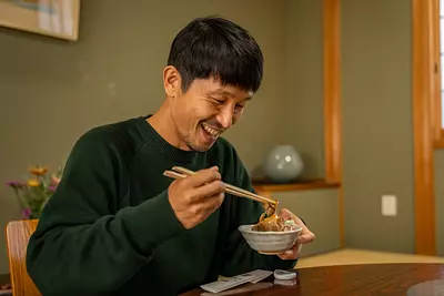 肉の芸術品「松阪牛」を老舗「牛銀本店」にて堪能。三重県出身の写真家・浅田政志さんが松阪牛の美味しさに迫る。