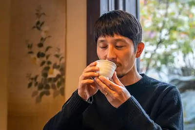 Matsusaka propose également un délicieux thé. Masashi Asada, un photographe de la préfecture de Mie, déguste un thé authentique au « Shinryoku Sabo » à Iinan !