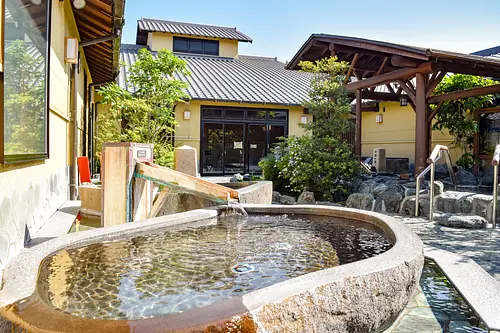 伊势三田之汤（Mitasu-no-yu）是深受当地人喜爱的超级公共浴场！泡完澡提神后，可以去吃顿饭、喝杯咖啡，或者放松一下，恢复一下心情！
