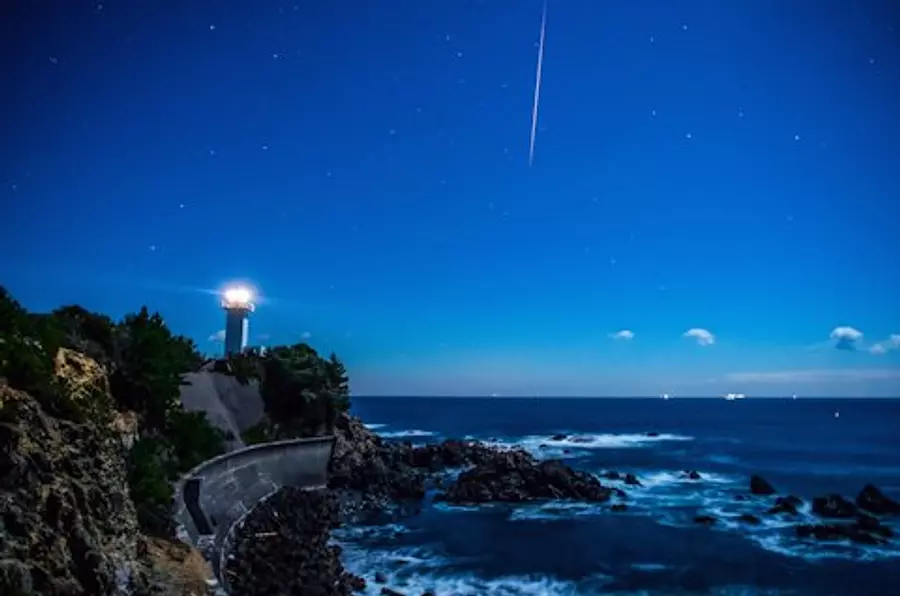 流星の降る月光下の安乗崎灯台