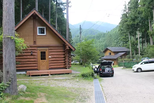 Chaleur du village d&#39;un ruisseau clair