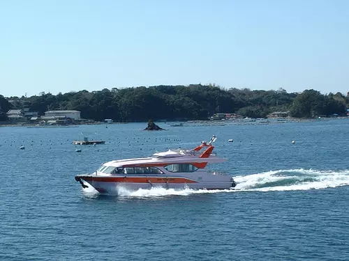 Il y a un paquebot de baie