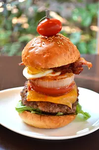 Tomato and bacon special burger