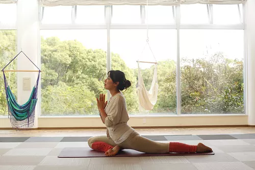 yoga relajante en hamaca