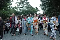 ผู้คนหลายพันคนมาเยี่ยมชม อิเสะ จินกุ（IseJingu）เกคุ（Geku）โดยสวมชุดยูกาตะ