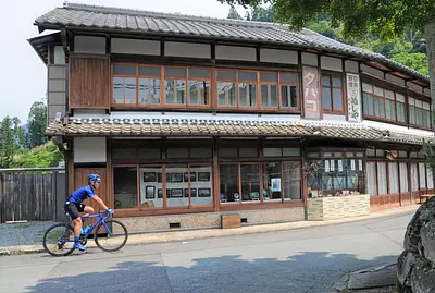 [Ruta en bicicleta por el hermoso país de Mie: edición Misugi ciudad de Tsu] Cruzando las colinas verdes y frescas y visitando las estaciones de correos en Ise Honkaido Road