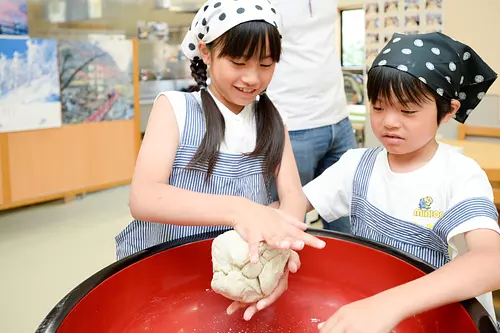 Experience making soba noodles at Michi-no-eki Iidaka Station! Let&#39;s try out an experience perfect for food education with your family and friends!