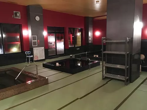 Le bain intérieur avec sol en tatami est apprécié pour son confort.