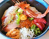 Tazón de arroz cubierto con sashimi