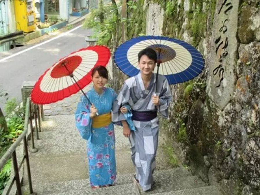 Visitar aguas termales en yukata de colores.